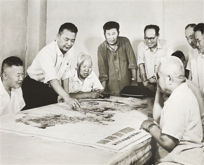 1978年8月,赵南起同志(左二)主持延边朝鲜族自治州党委常委会,研究延边经济发展长远规划。 新华社发