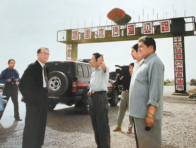 1999年,赵南起同志率全国政协防治荒漠化调研组在新疆塔里木沙漠公路调研。 新华社发