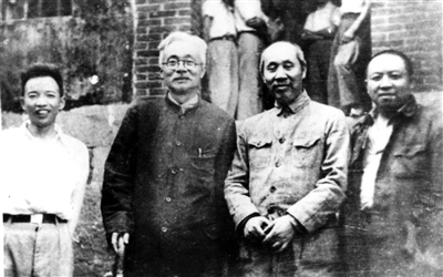 林伯渠(左二)和钱之光、董必武、王若飞在重庆八路军办事处。(资料图片)