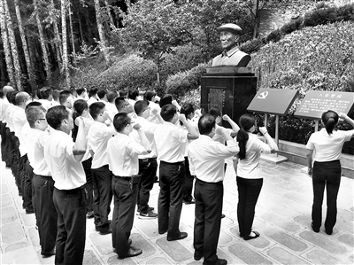 施甸县纪委监委利用当地红色资源开展党史学习教育,组织纪检监察干部到杨善洲精神教育基地重温党史,感悟善洲精神,激励干部永葆为民初心和使命。图为该县纪委监委干部在杨善洲墓园前重温入党誓词。冯玉丹 摄