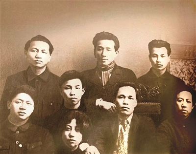 陈乔年(后排右一)与在苏联东方大学的同学合影。 (资料图片)