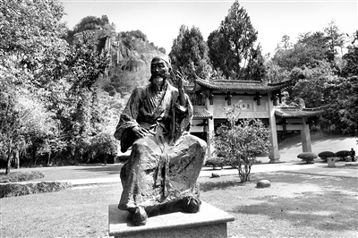 武夷山朱熹园的朱熹雕像。朱熹认为,治学修身要像格物致知一样,循着其内在理序渐进。(资料图片)