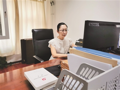 图为傅玉慧在分析研判案件材料。(中央纪委国家监委第十三审查调查室供图)