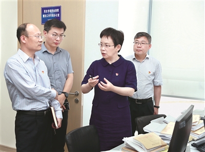 图为孙英(右二)与同事一起分析研判某案件问题线索。(江苏省无锡市纪委监委供图)