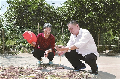 图为陈和平(右)在村民家中走访。(株洲市纪委监委供图)