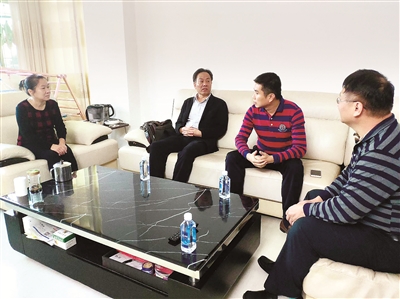 曾担任海南省纪委监委第五监督检查室党支部纪检委员的郑家宁(右二)生前与同事一起对支部党员进行家访。张涵 摄