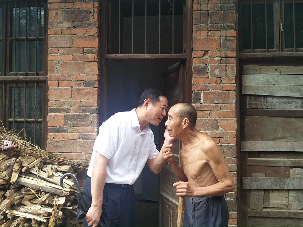 不只是多查几个案子,多曝光几个人,而是把保障如期完成脱贫攻坚任务作为监督执纪问责的根本目的,不仅拉长耳朵,瞪大眼睛,还要把感觉器官延伸,让自己变成三头六臂,廉政教育