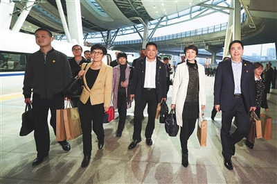 出席党的十九大的代表陆续抵京