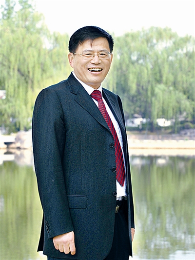 韩永进,中国国家图书馆馆长、党委书记,国家典籍博物馆馆长,国家古籍保护中心主任,中国图书馆学会理事长。