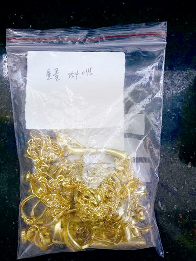 买充电器收到了半斤黄金饰品。(图片源自《浙江在线》)