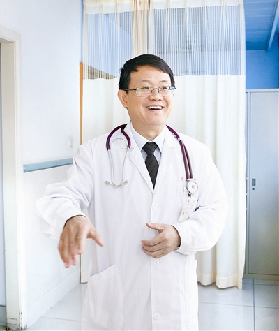 卢洪洲,上海市(复旦大学附属)公共卫生临床中心党委书记,曾赴非洲参与人道援助,负责埃博拉等疫情的防控工作。