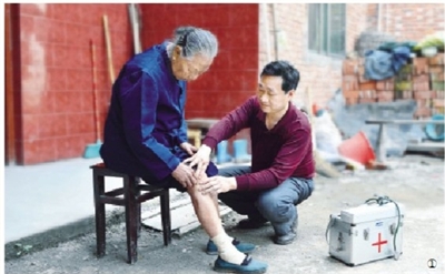 他还要给乡亲们继续服务下去,这是一名医生的职责,也是一名党员的初心