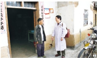 他还要给乡亲们继续服务下去,这是一名医生的职责,也是一名党员的初心