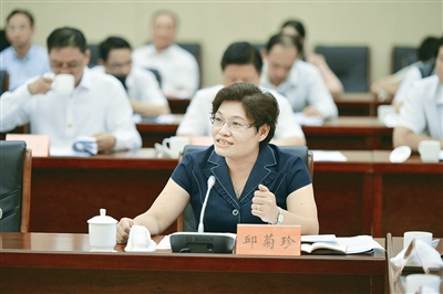 严格要求自己,从自身做起,当好好女儿,好妻子,好母亲,好伯母,努力经营好小家,努力让美德成为时代底色,廉政教育