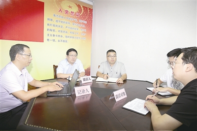 河南省辉县市委、市纪委把约谈作为推动全面从严治党“两个责任”落实的重要方式,坚持常态化开展、规范化落实,促进压力传导,确保责任不空转。图为该市纪委有关负责人就一些乡镇纪委监督责任落实情况进行约谈。(资料图片)
