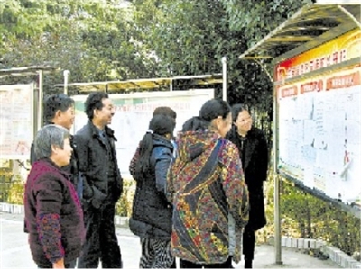 “村霸”倒了 村民笑了