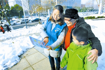 日前,江西省铅山县供电局党员服务队冒雪抢修电网。 江慧 摄