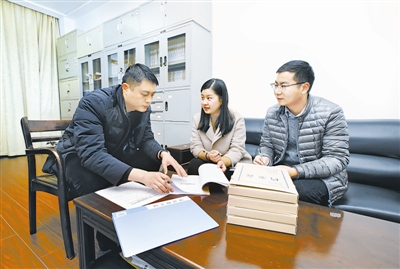江西省纪委第六纪检监察室工作人员对函询回复件进行综合分析。刘健 摄