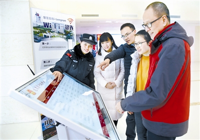 江西省赣州市在县(市、区)行政服务中心大厅设置了大数据自助服务终端机,提供业务查询、办理一站式服务。图为办事群众在龙南县行政服务中心服务人员的指导下办理相关业务。甘士莲 摄