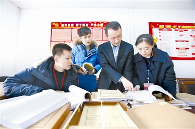 开展监察体制改革试点后,浙江省杭州市上城区纪委监委将原纪检干部和转隶干部整合起来,通过一次次实践历练,培养出一支“纪法双能”的干部队伍。图为该区纪检监察干部翻阅卷宗、研判案情。陆伟 摄
