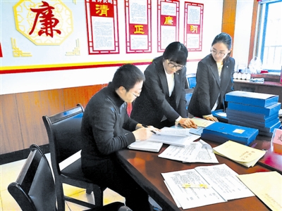 日前,山东省惠民县纪委监委针对不敢担当、为官不为等问题在全县范围内开展专项检查。图为县纪委监委工作人员在县房管局查阅相关文件资料。张圆圆 摄