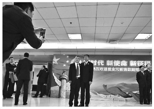2月23日,最高人民检察院召开全院干部大会,欢送反贪污贿赂总局转隶同志。图为大会开始前,即将转隶的检察官在会场外合影。本报记者 居杨 摄