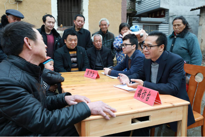 春节过后,江西省上饶市广丰区五都镇纪检干部在杉溪居举办接访活动,现场倾听群众诉求,受理群众举报,被当地群众亲切称为“家门口的信访室”。