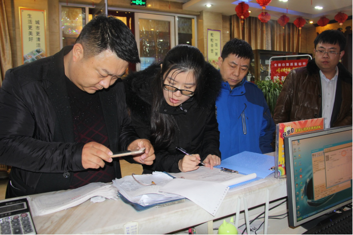 河南省三门峡市湖滨区纪委监委组织开展暗访活动,坚决查处公款吃喝、公款用车等违规违纪行为,持之以恒正风肃纪。