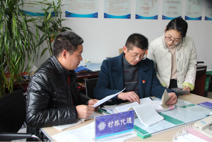 贫困群众的幸福始终是纪检监察干部心中的头等大事,浙江省浦江县仙华街道纪工委干部来到街道“三资”管理中心,检查关于扶贫项目资金使用情况的信访件线索,确保把每一分钱都花在贫困群众身上。