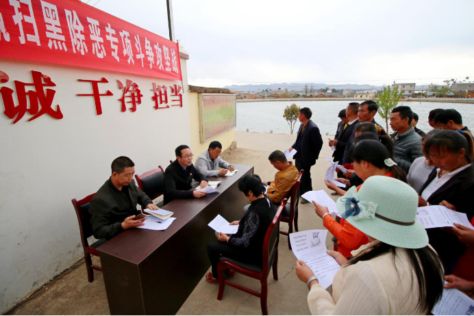 【纪检人·镜头】倾听群众心声严查涉黑涉恶问题