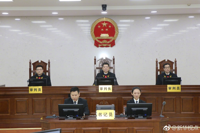 河南省安阳市中级人民法院公开开庭审理了司法部原党组成员,政治部原主任卢恩光行贿,单位行贿一案.安阳市人民检察院派员出庭支持公诉,被告人卢恩光及其辩护人到庭参加诉讼,警示教育