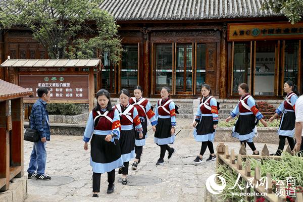丽江古城街头的女子民兵服务分队 朱清然 摄