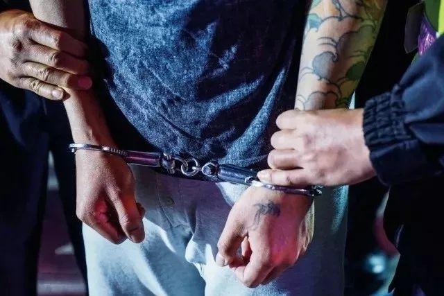 对上敲诈政府，对下欺压百姓的“村霸”被查，村民放鞭炮庆祝！