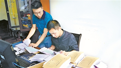 近日,湖北省建始县纪委监委联合财政、审计等部门组成两个监督检查组,检查全县各乡镇和县直单位是否存在违规发放津补贴等问题。图为监督检查组人员在一单位检查。 甘娜 张帅 摄影报道