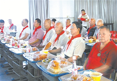 今年6月1日,福建省晋江市英林镇嘉排小学,用校友畅聊茶话会取代流水席庆祝百年校庆。许加伟 摄