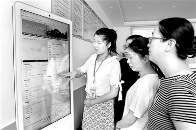 图为靖江市马桥镇村民在镇便民服务中心对村级资产资源交易情况进行查询并监督。盛义 摄