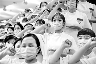 近日,北京大学人民医院为97名2019届新入职护士举行隆重庄严的授帽仪式和重温南丁格尔誓言的活动,以此纪念南丁格尔诞辰200周年和国际护士节。图为北京大学人民医院新入职护士参加授帽仪式时重温南丁格尔誓言。 新华社记者 张玉薇 摄