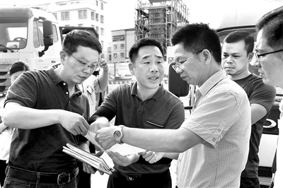 福建省厦门市同安区纪委监委针对重点区域大气污染、黑臭水体污染,以及影响群众生产生活、群众反映强烈的突出环境问题,开展一线监督检查,对敷衍塞责、表面整改的单位严肃查处问责。图为该区纪委监委督查组在洪塘头社区督查“散乱污”企业整改情况。杨怡曼 摄