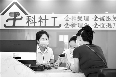 图为8月10日,居民在吉林省吉林市丰满区华西社区向社区“全科社工”咨询问题。 新华社发(颜麟蕴 摄)