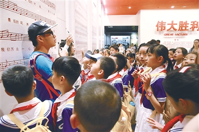 《伟大胜利 历史贡献》主题展在中国人民抗日战争纪念馆开展以来,前来参观的人络绎不绝。图为青少年学生走进纪念馆,学习抗战历史、缅怀抗战先烈、感悟抗战精神,接受爱国主义教育的熏陶和洗礼。吴娟 摄