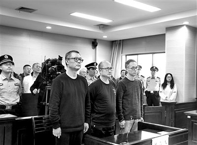 图为翁云翔(中)、孙羽翔(左)、黄群(右)接受法庭宣判。(资料图片)