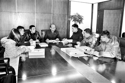图为专案组在讨论案情