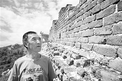 “长城需要有人守护”。近日,李德旺在明长城边讲述自己巡视长城的经历。 新华社记者 牟宇 摄