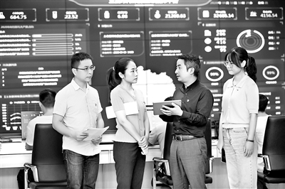 湖北省宜昌市纪委监委充分发挥案件查办治本功能,坚持“一案一剖析”,及时向有关地方、部门党委(党组)提出纪检监察建议,推动建章立制,堵塞监管漏洞。图为该市纪委监委干部在市环境监控与应急指挥中心对整改落实情况开展回访督查。 唐强 摄