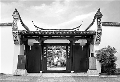 福州三坊七巷保存了不少名人故居,这些古厝兼具建筑价值与历史价值,这是林觉民故居、冰心故居的大门。