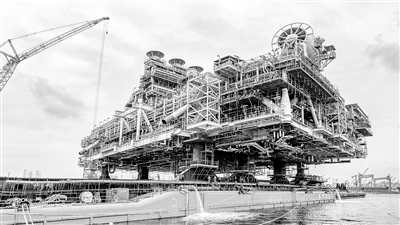 10月15日,我国自主设计建造的世界最大桁架式半潜平台组块,在中海油青岛场地完工装船;它是全球首个万吨级半潜式储油平台的重要组成模块,该平台建成后将服务于我国首个1500米深水自营大气田——陵水17-2气田开发项目,也将成为我国应用水深最大的半潜式生产平台。张立忠 摄