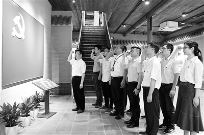 在“不忘初心、牢记使命”主题教育中,福建省纪委监委党风政风监督室党支部来到福州马尾潮江楼廉政教育基地,开展主题党日活动,重温入党誓词。闽纪党 摄