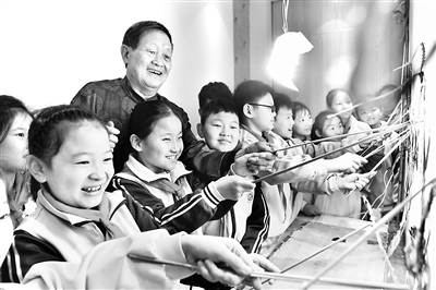 10月20日,在枣庄市台儿庄区新时代文明实践中心,孩子们体验皮影戏。 新华社记者 郭绪雷 摄