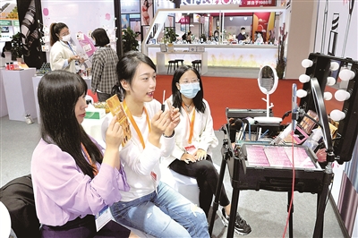 第26届中国义乌国际小商品(标准)博览会上,参展商运用直播手段介绍商品。(图片来源:视觉中国)