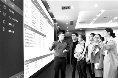 江苏省盐城市亭湖区纪委监委紧盯隐形变异“四风”问题,综合运用大数据筛查、专项检查等方式,做实做细日常监督。图为该区纪检监察干部探讨如何通过数据比对,筛查疑似“四风”问题线索。姜娟 摄